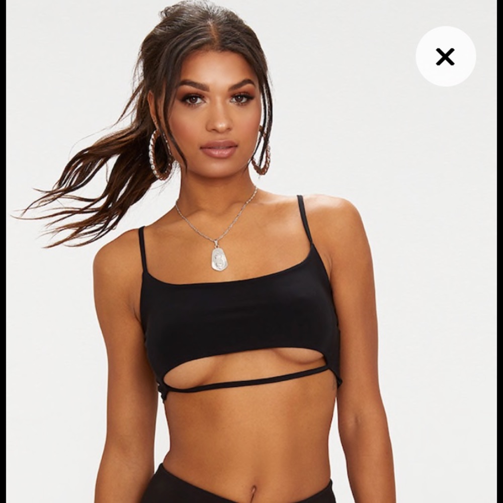 PRETTYLITTLETHING BLACK UNDERBUST STRAP CROP TOP